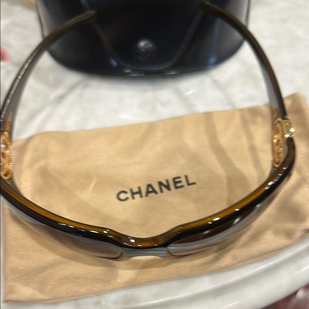 CHANEL Black Sunglasses with Elegant Oversized Frames - Picture 4 of 12
